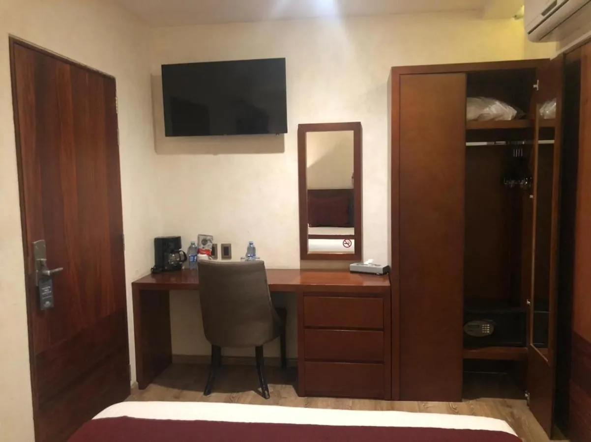 Hotel Madero Queretaro 4*,